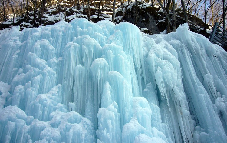 氷の渓谷（イメージ）