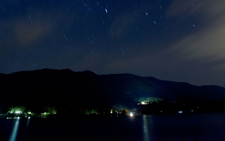 夜の青木湖（イメージ）