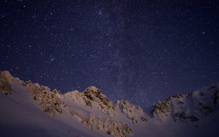 星空と残雪の宝剣岳（イメージ）