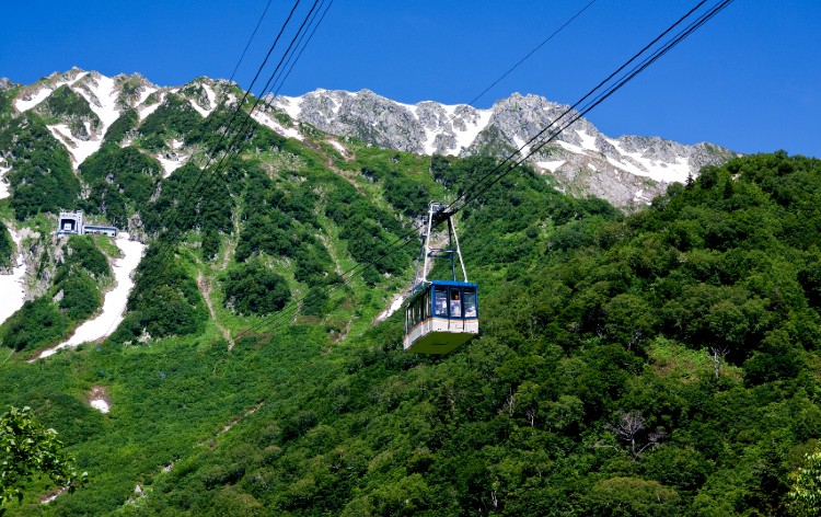 山頂へ向かう立山ロープウェイ　写真提供：立山黒部アルペンルート（イメージ）