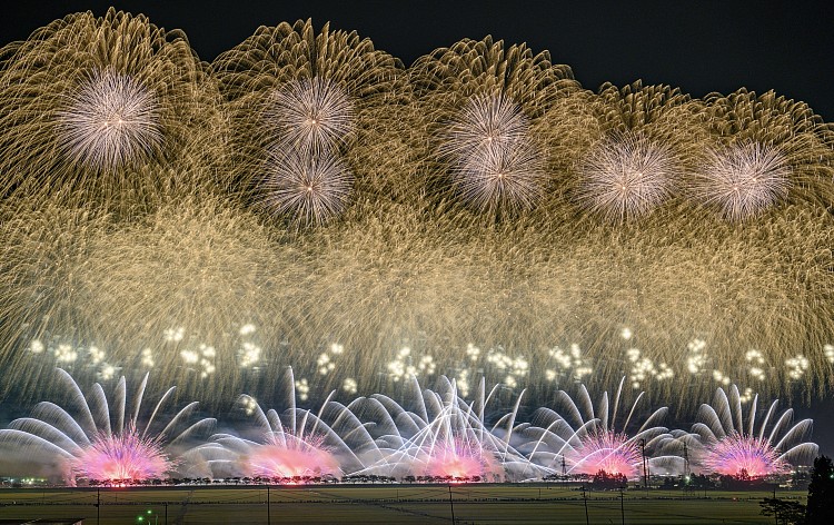 新宿[都庁]発】第96回大曲全国花火競技大会「大曲の花火」 復路夜行 2日間＜レジャーシート観覧席＞ | HIS 首都圏発