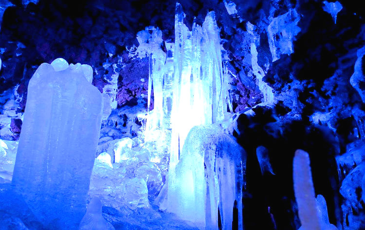 鳴沢氷穴または富岳風穴（イメージ）　