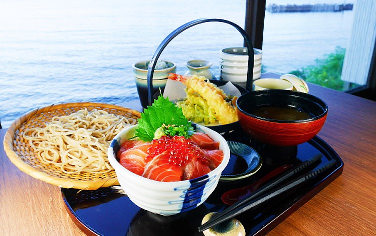 サーモンいくら丼と大海老天ぷらランチ（イメージ）