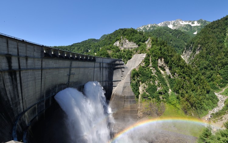 黒部ダム　写真提供：とやま観光推進機構（イメージ）※放水期間は6月26日～10月15日（予定）