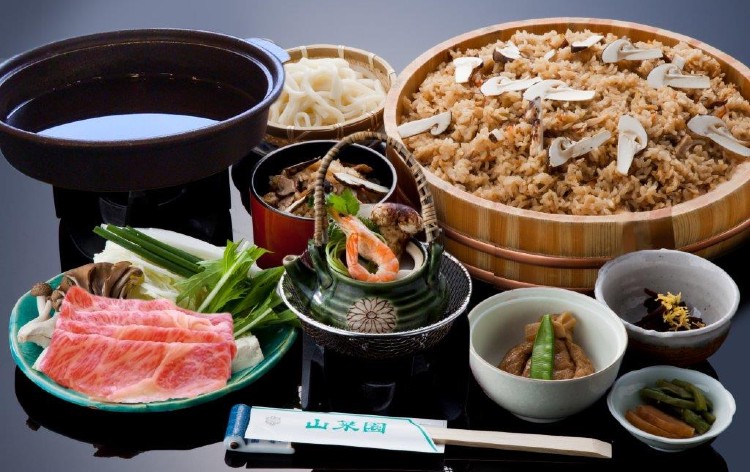 松茸ご飯食べ放題と飛騨牛すき焼きの昼食（イメージ）