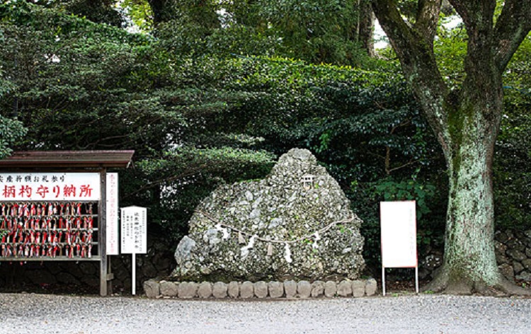 砥鹿神社 さざれ石（イメージ）