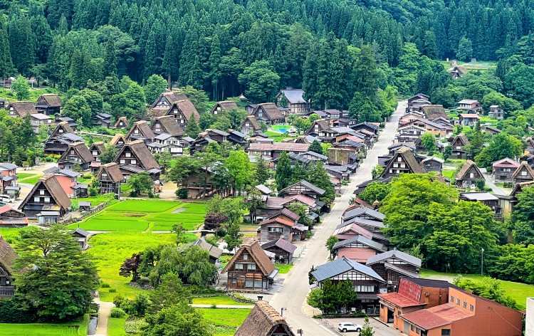 日本の原風景を訪ねる世界文化遺産『白川郷』と飛騨高山古い町並み散策