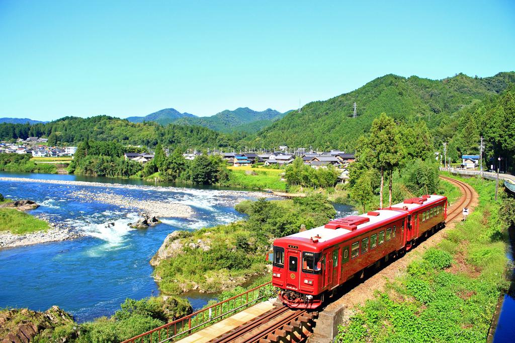 長良川の自然・文化・味を満喫！ 人気の観光列車「ながら」で旅する