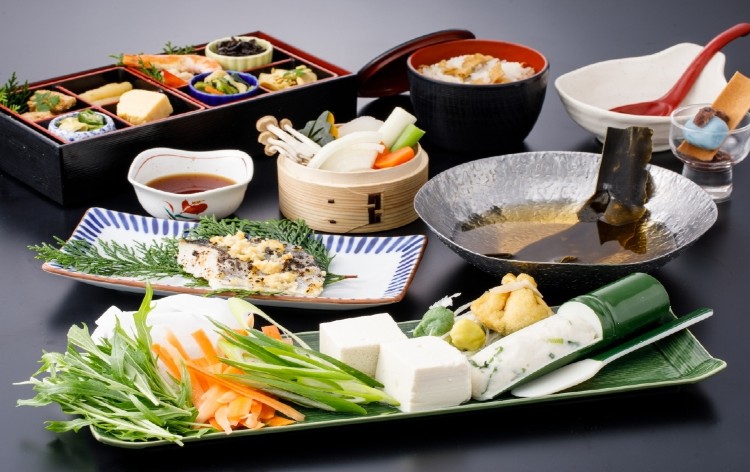 嵐山湯豆腐と京野菜つみれ鍋膳 (イメージ) 画像提供「レストラン嵐山」　