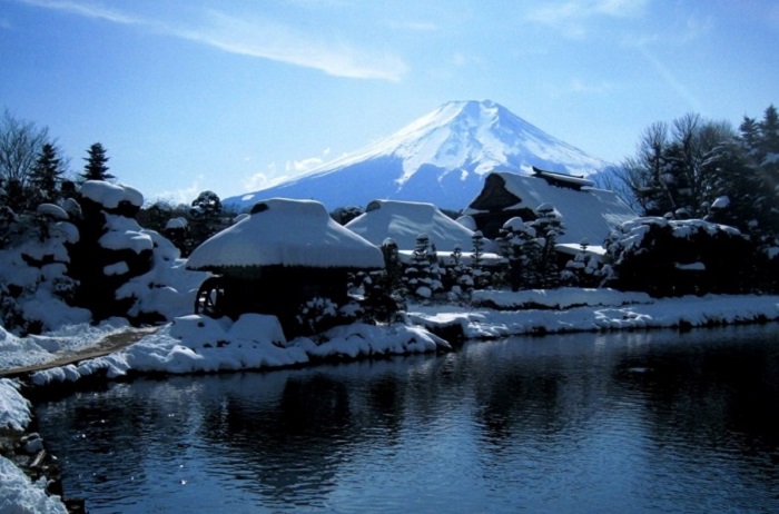 河口湖と富士山（イメージ）