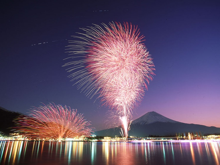 河口湖冬花火と富士山（イメージ）