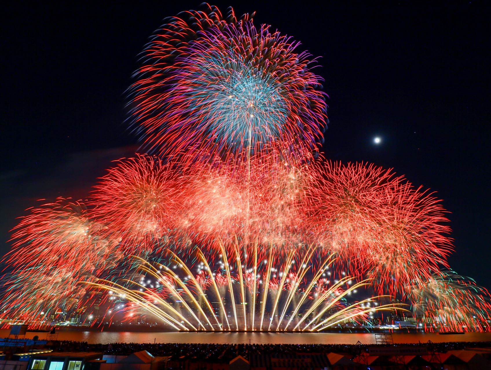 うれしい昼・夕2食付き！観覧席でゆったり観賞！なにわ淀川花火大会とホテルユニバーサルポートヴィータ約50種類のランチビュッフェ |  格安ベストワンバスツアー