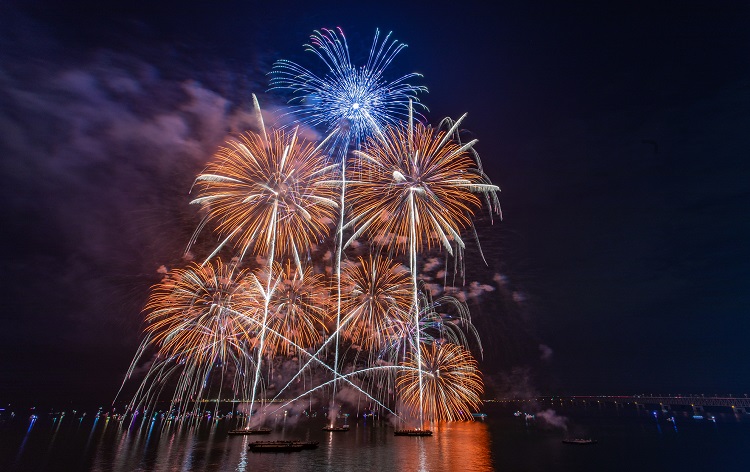 梅田発】＼11月2日(土)開催／大阪湾の水平線に打ちあがる！豪華絢爛な水上花火を有料観覧席から観賞！音楽と花火 がシンクロする大迫力の約50分間！ノンストップ花火ショー「大阪芸術花火2024」 | HIS 関西発