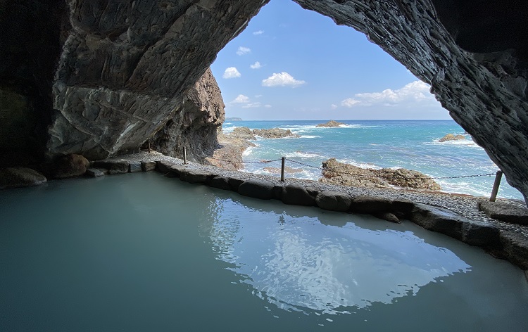 ホテル浦島・天然洞窟温泉「忘帰洞」（イメージ）