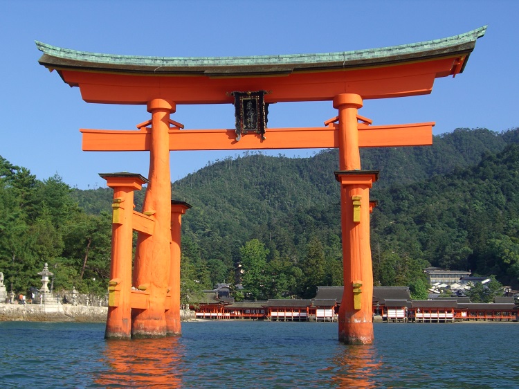 厳島神社　大鳥居（イメージ）写真提供：広島県