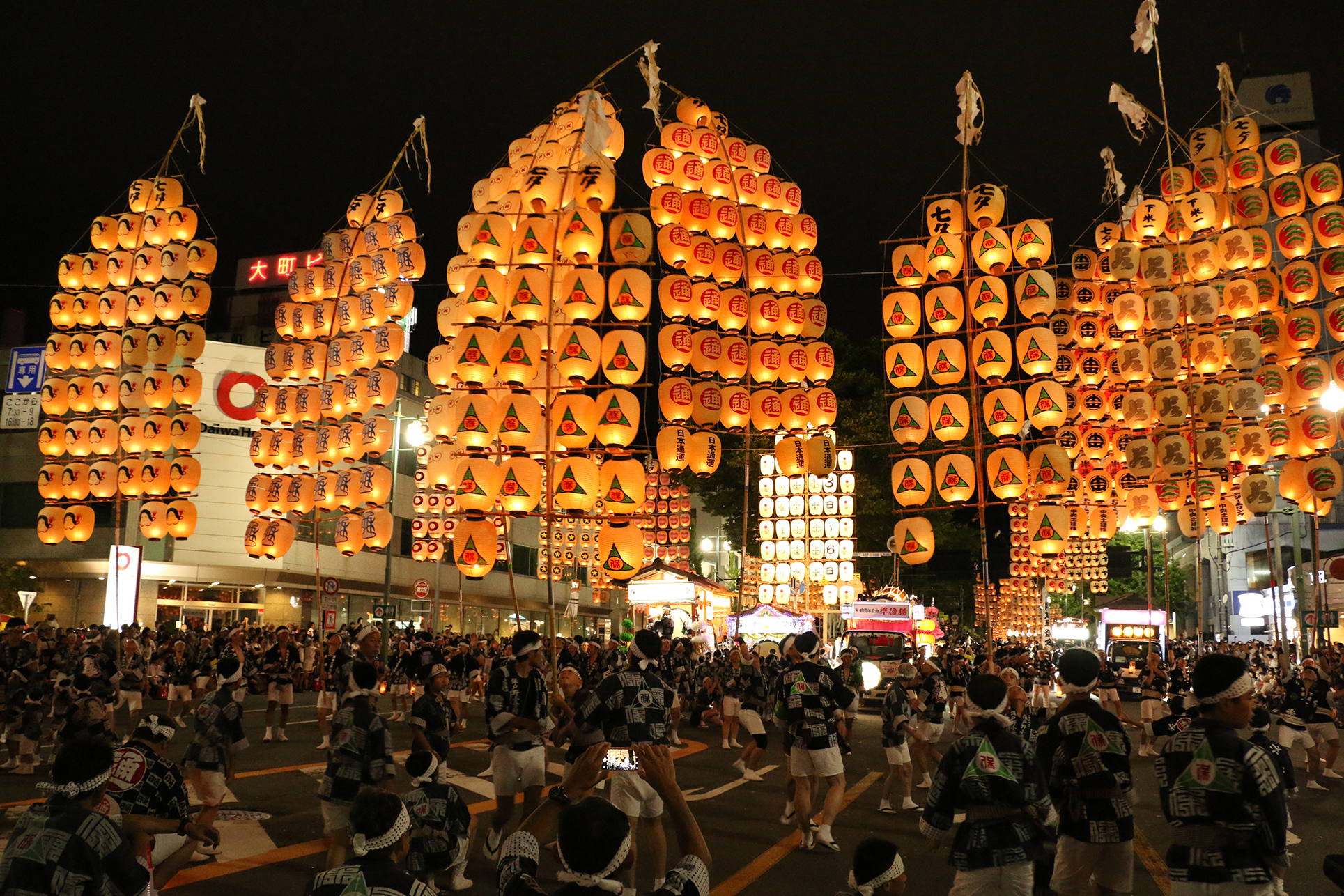 秋田竿燈まつりと青森ねぶた祭（昼ねぶた）・青森花火大会・ねぶた海上運行 復路深夜到着3日間 | 格安ベストワンバスツアー