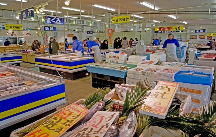 小名浜港で水揚げした新鮮な魚介類市場