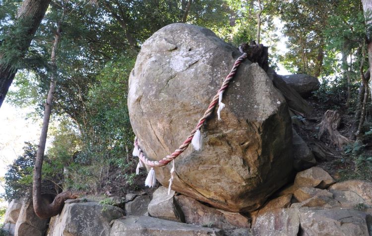 釣石神社　巨石　イメージ