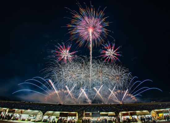 高松駅・坂出駅発】約20,000発！中四国唯一の全国花火師競技大会＜有料観覧席付＞「にし阿波の花火」 | HIS 中四国発