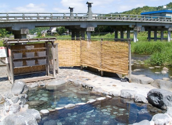 河原風呂（三朝温泉）©鳥取県／イメージ